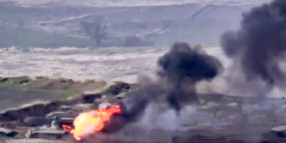 dpatopbilder - HANDOUT - Das Standbild aus dem vom armenischen Verteidigungsministerium veröffentlichten Filmmaterial zeigt nach Angaben des Ministeriums, wie armenische Streitkräfte ein aserbaidschanisches Militärfahrzeug an der Kontaktlinie der ...