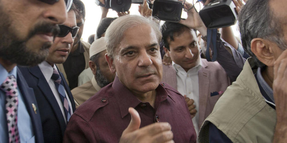 ARCHIV - Shehbaz Sharif (M), Oppositionsführer aus Pakistan, kommt zur Nationalversammlung. Der pakistanische Oppositionsführer ist nach einer Anhörung in der östlichen Stadt Lahore festgenommen worden. Foto: B.K. Bangash/AP/dpa