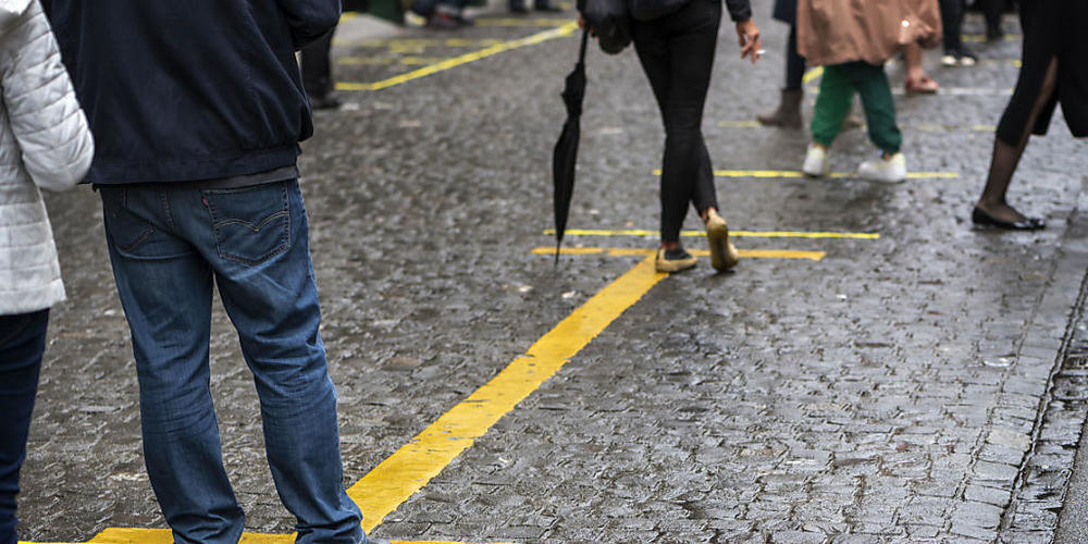Abstandhalten gilt weiterhin. Das Bundesamt für Gesundheit meldete am Montag 782 neue Ansteckungen mit dem Coronavirus innerhalb von drei Tagen. (Archivbild)
