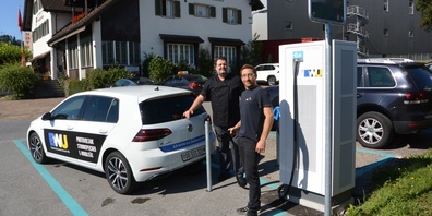 Reto Wildhaber (l.) vom Hotel Schützenhaus mit EWU-Projektleiter Fabian Loop beim «Beladen» eines Elektromobils an der neuen Schnellladestation.