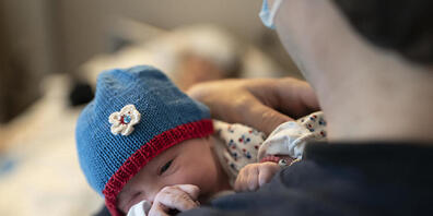 Die UBS gewährt nun vier statt zwei Wochen Vaterschaftsurlaub. (Symbolbild)