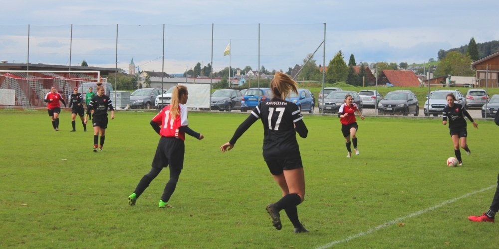 Auswärts in Berg fanden die FC Uznach Frauen schwierige Platzverhältnisse vor. Dennoch erzielten sie 5 Tore.