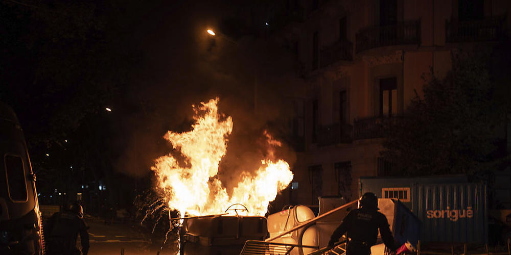 Polizisten entfernen Barrikaden während einer Kundgebung gegen die Enthebung des katalanischen Regionalpräsidenten Torra. Foto: Felipe Dana/AP/dpa
