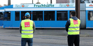 Streikende Mitarbeiter gehen über den Hof der Rostocker Straßenbahn AG. Sie sind dem bundesweiten Aufruf der Gewerkschaft Verdi zu Warnstreiks im Öffentlichen Nahverkehr gefolgt. . Foto: Bernd Wüstneck/dpa-Zentralbild/dpa