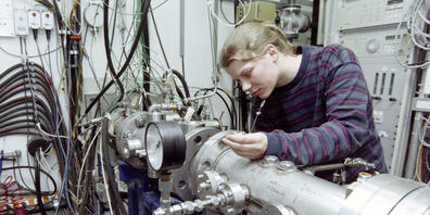 Immer mehr Frauen beginnen ein Tertiärstudium. 2019 gehörten über die Hälfte der Studienanfänger an Unis dem "schwachen Geschlecht" an. Die Schwellenangst vor "Männerdomänen" ist dabei immer seltener Thema: Bei den Technischen Studien stieg der Fr...