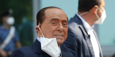 ARCHIV - Silvio Berlusconi, ehemaliger Ministerpräsident von Italien, nimmt seinen Mund-Nasen-Schutz ab, nachdem er das Krankenhaus San Raffaele verlassen hat. Berlusconi war ins Krankenhaus eingeliefert worden, um seine Corona-Infektion zu überwa...