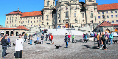 Die Segnung fand vor der Einsiedler Stiftskirche statt.