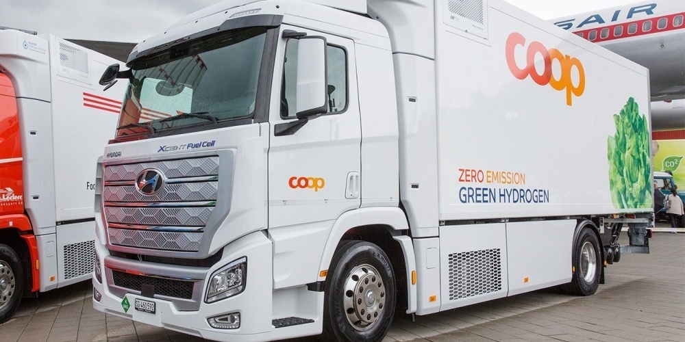 Mit einem Wasserstoff-Lastwagen spart Coop rund 80 Tonnen CO2 pro Jahr ein und leistet so einen zukunftsweisenden Beitrag zur Reduktion der Treibhausgasemissionen.