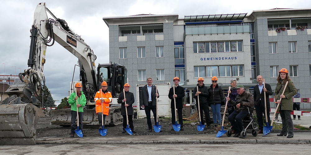 v.l.n.r. Hansruedi Schümperlin, Mitglied Begleitgruppe Zentrumsgestaltung, Rita Lichtensteiger, Projektleiterin TBA Kanton SG, Gemeindepräsident Roland Wälter, Marcel John, Kantonsingenieur, Beat Maurer, Rechtsdienst TBA, Adolf und Ursula Kuster, Eigentümer Alte Post, Karin Aerni, Gemeinderätin Willi Mäder, Begleitgruppe Zentrumsgestaltung, Thomas Bolt, Gemeinderat, Raphaela Lamprecht-Weder, Gemeinderätin (Bilder: Ulrike Huber)