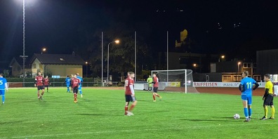 Torschütze Nurkan Ibrahimi vor der Ausführung eines Freistoss