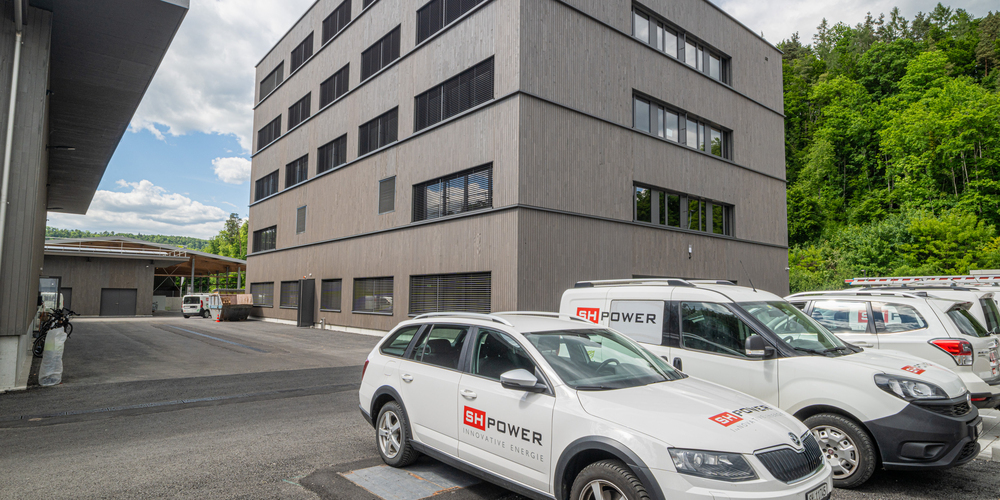 Im Schweizersbild wurden ein neues Bürogebäude, eine Werkhalle sowie Aussenlager für SH POWER errichtet.