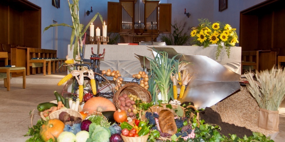 In einer schön geschmückten Kirche kamen die Feiernden zum Bettag-Gottesdienst zusammen.