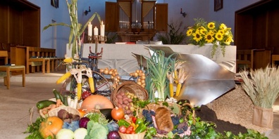 In einer schön geschmückten Kirche kamen die Feiernden zum Bettag-Gottesdienst zusammen.