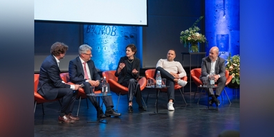 Podiumsdiskussion mit Stefan Schmid (Tagblatt), Botschafter Thomas A. Zimmermann (SECO), Nora Teuwsen (ABB Schweiz AG), Manuel Inauen (KUK Group) und Thomas Schweizer (Pureon Group); v.l.n.r.