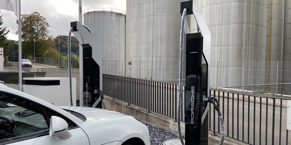 Die beiden neuen Schnellladestationen mit der «Charge Box» (links im Bild)