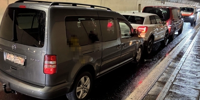 Drei der vier in den A15-Auffahrunfall im Balmenraintunnel verwickelten Autos.