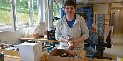 Eingepackt werden die SurpBoxen bei der Valida in St. Gallen