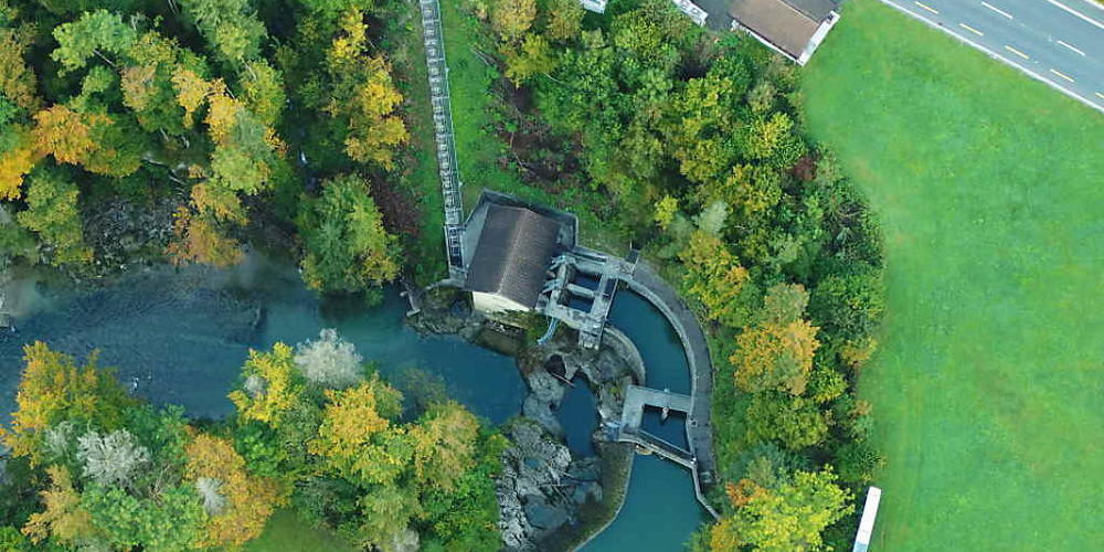 Tragischer Unfall im Toggenburg: Eine 74-jährige Frau ist am Freitagmorgen in einem Wehr der Thur leblos aufgefunden worden. Die Wanderin war am Donnerstagnachmittag von ihren drei Begleiterinnen vermisst worden.
