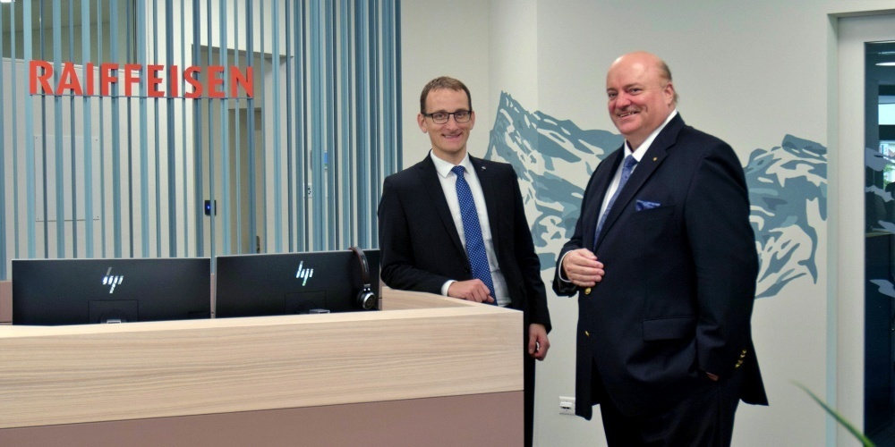 Markus Stoffel (l.) Mitglied der Bankleitung und Rolf Güntensperger, Vorsitzender der Bankleitung, in der neuen Kundenzone der Raiffeisenbank Schänis-Amden.