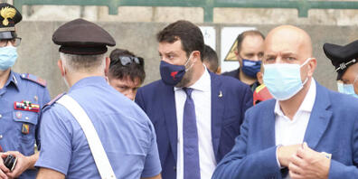 Matteo Salvini (M), ehemaliger Innenminister von Italien, trägt einen Mund-Nasen-Schutz und verlässt nach den Verhandlungen das Gericht. Foto: Mauro Scrobogna/LaPresse/dpa