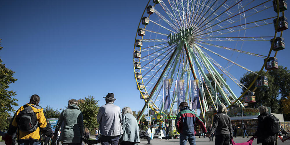 Corona-Skeptiker bilden eine Menschenkette im Gebiet "Klein-Venedig" am Bodensee in Konstanz.