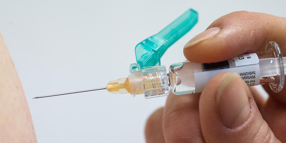 In der Schweiz würde sich gemäss einer Umfrage jede zweite Person impfen lassen, wenn es einen Impfstoff gegen das Corona-Virus gäbe. (Symbolbild: Keystone)