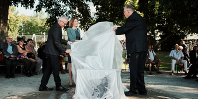 St.Galler Regierungsrat Martin Klöti (links), St.Galler Stadträtin Sonja Lüthi, Zwangsmassnahmen Opfer Werner Fürer enthüllen den Gedenkbrunnen.