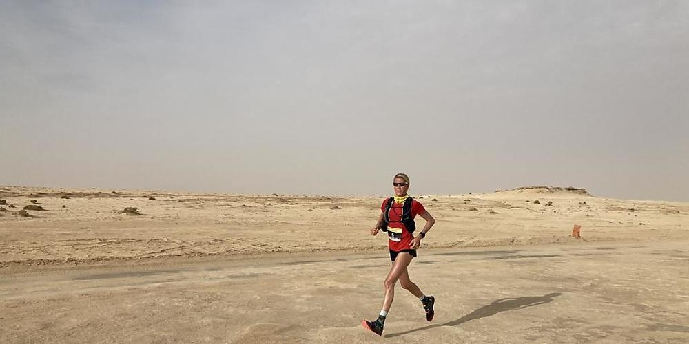 Die Hamburgerin Judith Havers läuft durch die Wüste Tunesiens. Sie hat sich bei einem 100 Kilometer-Lauf gegen die internationale Konkurrenz durchgesetzt. Foto: Monia Mersni/dpa