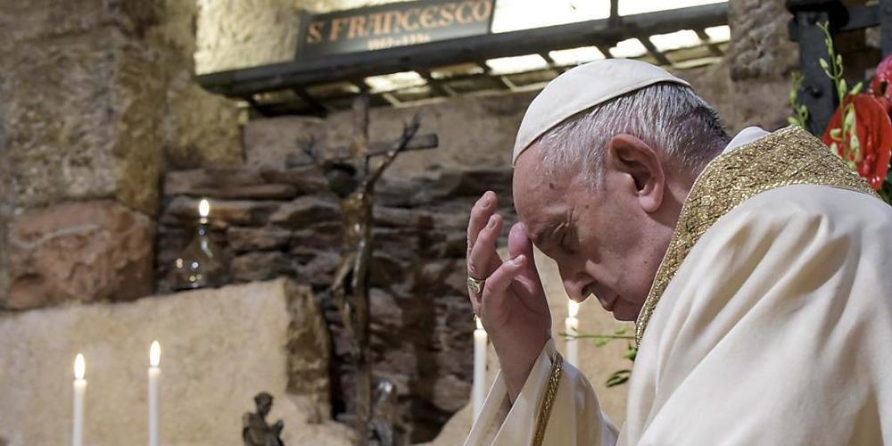 HANDOUT - Papst Franziskus zelebriert die Messe in der Krypta der Basilika St. Franziskus. Nach gut fünf Jahren Pause gibt es eine neue Enzyklika von Papst Franziskus. Foto: Divisione Produzione Fotografica/Vatican Media/dpa - ACHTUNG: Nur zur red...