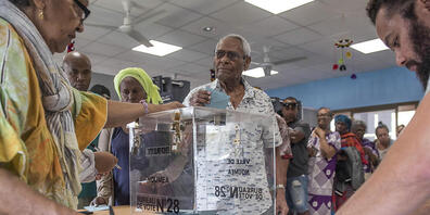 Ein Mann gibt während eines Referendums seine Stimme ab. Das französische Überseegebiet Neukaledonien stimmt am Sonntag zum zweiten Mal nach 2018 über seine Unabhängigkeit ab. Foto: Mathurin Derel/AP/dpa