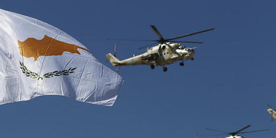 Militärhubschrauber der zypriotischen Luftstreitkräfte bei euner Militärparade zum 60. Jahrestages der Unabhängigkeit Zyperns. Foto: Petros Karadjias/AP/dpa