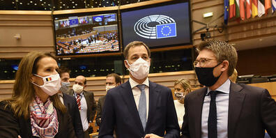 Belgiens Außenministerin Sophie Wilmes (l-r), Ministerpräsident Alexander De Croo und Wirtschaftsminister Pierre-Yves Dermagne nehmen in Brüssel an einer Plenarsitzung nach der Vertrauensabstimmung teil. Foto: Pool Didier Lebrun/BELGA/dpa