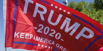 Ein Mann schwenkt eine Fahne während einer Kundgebung zur Unterstützung des US-Präsidenten Trump. Foto: Ringo Chiu/ZUMA Wire/dpa