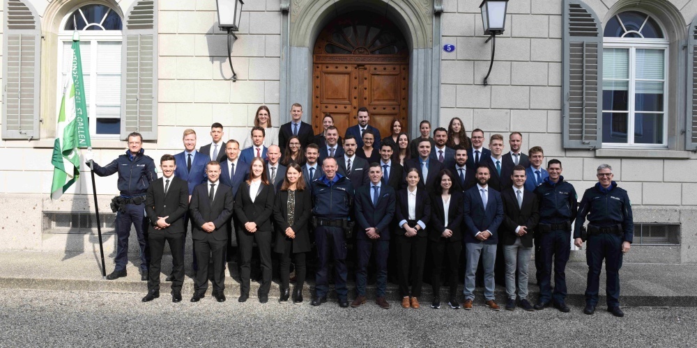 Für 35 neue Polizei Aspirantinnen und Aspiranten ist am Donnerstagvormittag (1. Oktober 2020) mit der Dienstwaffenübergabe der offizielle Startschuss gefallen.