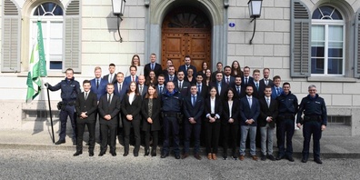 Für 35 neue Polizei Aspirantinnen und Aspiranten ist am Donnerstagvormittag (1. Oktober 2020) mit der Dienstwaffenübergabe der offizielle Startschuss gefallen.