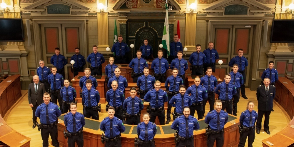 Der Polizeikommandant, Dr. Bruno Zanga, durfte am Freitagnachmittag die erfolgreichen Absolventinnen und Absolventen ein Jahr nach deren Antritt der Polizeischule Ostschweiz ins Korps der Kantonspolizei St.Gallen aufnehmen.