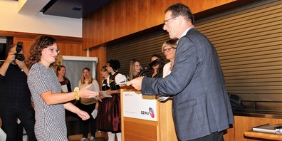 Hanspeter Egli übergab den Lehrgangsteilnehmenden die Fachausweise.