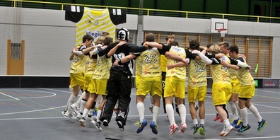 Die Jona-Uznach Flames dürfen sich zurecht über den Sieg gegen den NLA-Vertreter Ad Astra Sarnen freuen.