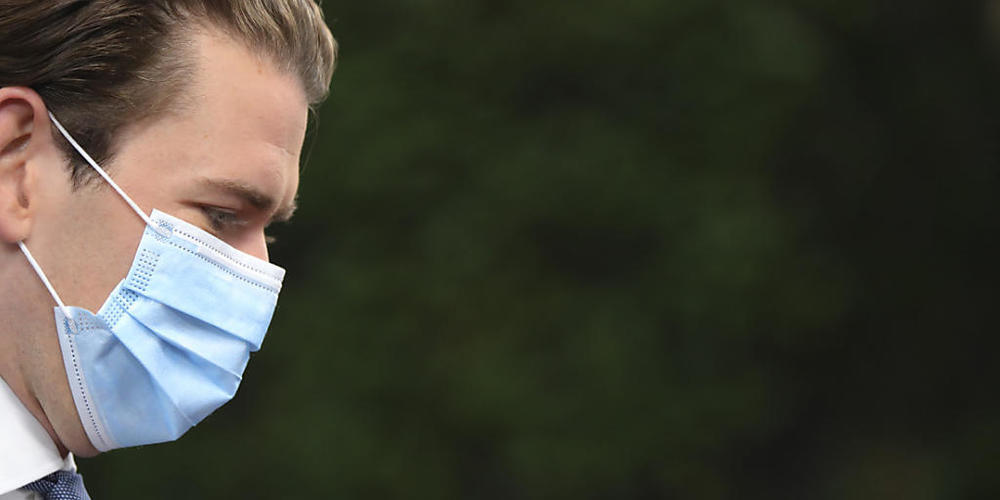 Sebastian Kurz, Bundeskanzler von Österreich, trägt einen Mund-Nasen-Schutz während er zum Sondergipfel im Gebäude des Europäischen Rates eintrifft. Foto: Olivier Matthys/AP/dpa