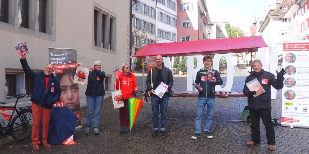 Mit einer Standaktion in Rapperswil hat das Lokalkomitee seine Kampagne für die Konzernverantwortungsinitiative gestartet.