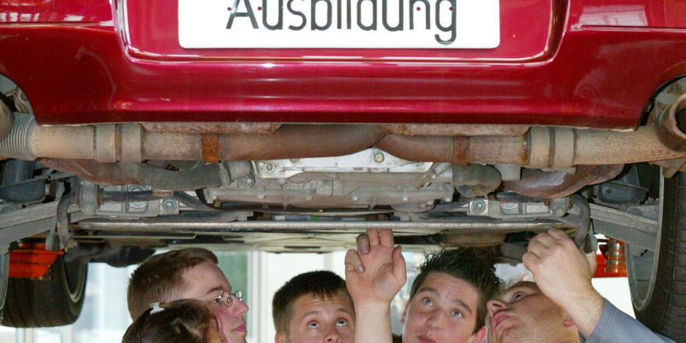 In der Schweiz sind per Ende September rund 76'500 Lehrverträge abgeschlossen worden. Das sind leicht mehr als vor einem Jahr. (Symbolbild)