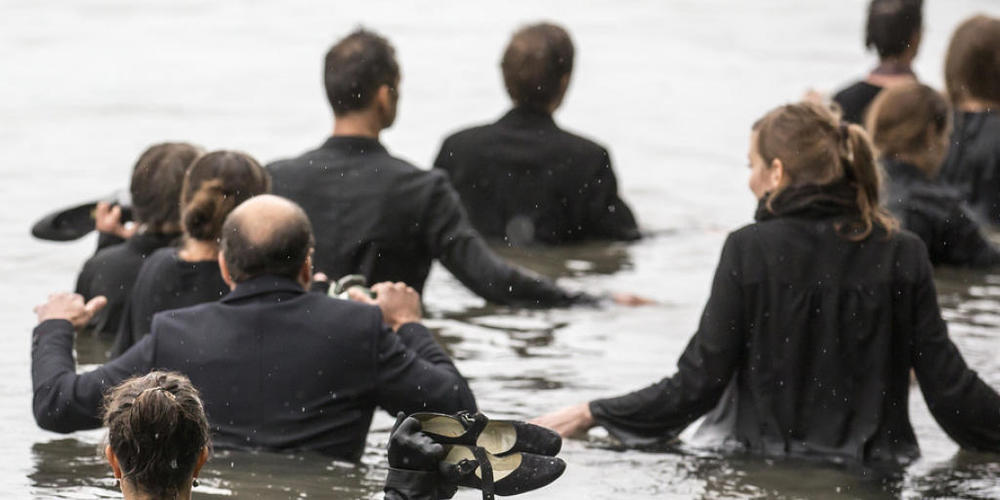 Kulturschaffende demonstrierten 2017 mit der Kunstperformance "sichtbarmachung" gegen Kürzungen bei der Kulturförderung. Mittlerweile steht vielen wegen des Lockdowns das Wasser bis zum Hals. Für Entscheidungsträger kommt die erste Statistik zur K...