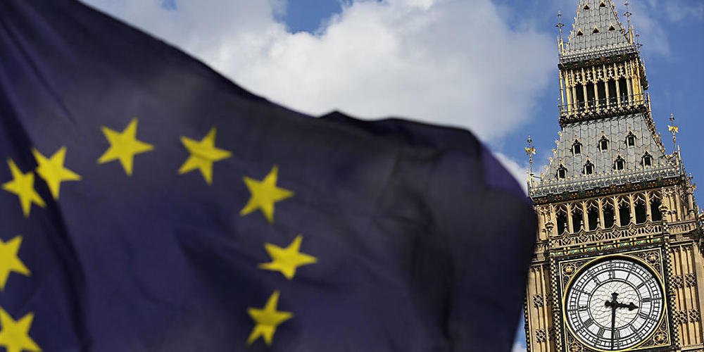 ARCHIV - Eine Europaflagge vor dem Uhrturm Big Ben in London. Foto: Daniel Leal-Olivas/PA Wire/dpa