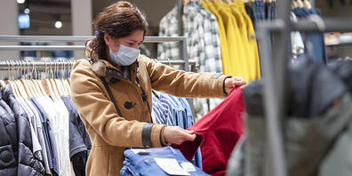 Im Kanton Schwyz ist beim Einkaufen ab Freitag eine Maske zwingend. (Symbolbild)