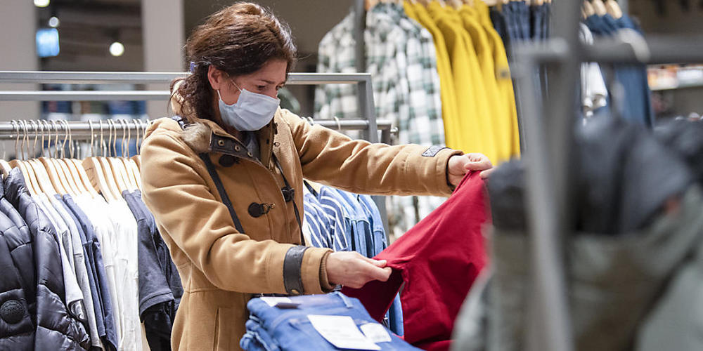 Auch der Kanton Schaffhausen führt in Einkaufsläden die Maskenpflicht ein. (Symbolbild)