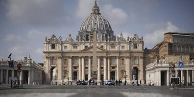 ARCHIV - Polizeiautos und Beamte patrouillieren auf einem leeren Petersplatz während des Angelusgebetes von Papst Franziskus. Ein Expertengremium des Europarats hat seine zweiwöchige Kontrolle der Finanzströme des Vatikans beendet. Foto: Andrew Me...