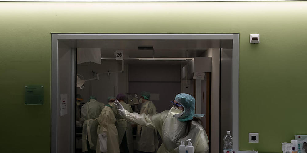 Todesurteil Coronavirus: In einem Altersheim im Tessin sind im Frühjahr über zwanzig Bewohnerinnen und Bewohner an Covid-19 gestorben. (Symbolbild)