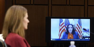 Kamala Harris (r), Vize-Präsidentschaftskandidatin der Demokraten, spricht per Video während einer Anhörung der Kandidatin Amy Coney Barrett (l) vor dem Justizausschuss des Senats. Foto: Patrick Semansky/AP/dpa