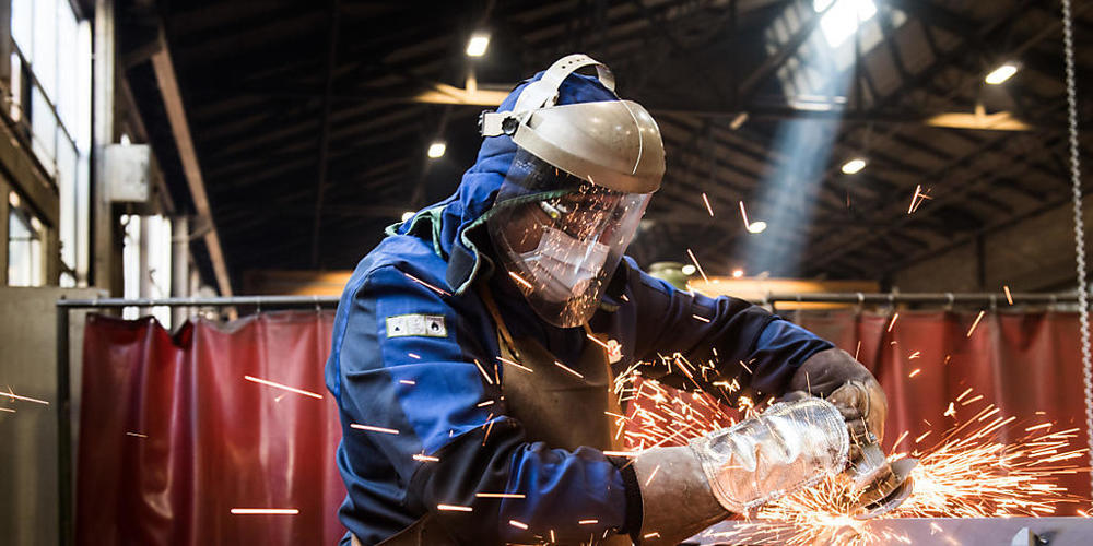 Der Mitarbeiter einer Schweizer Firma bearbeitet einen Auftrag für den Eisenbahnsektor. (Symbolbild)