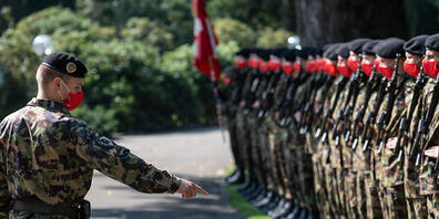 Dienst mit Schutzmaske: Die Ehrengarde der Schweizer Armee beim Besuch des österreichischen Bundeskanzlers Sebastian Kurz in Kehrsatz BE. (Archivbild)